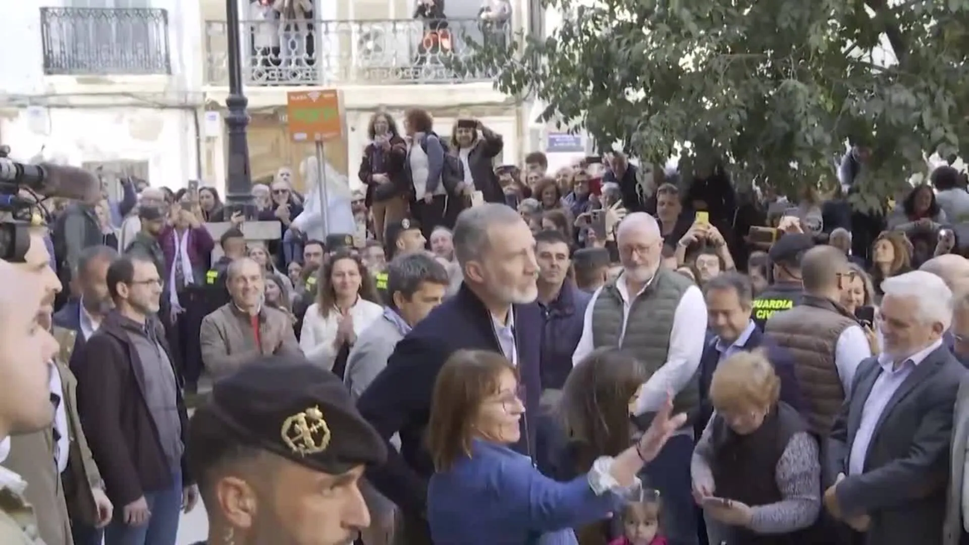 Chiva recibe entre aplausos a los Reyes en una nueva visita a la 'zona cero' de la DANA