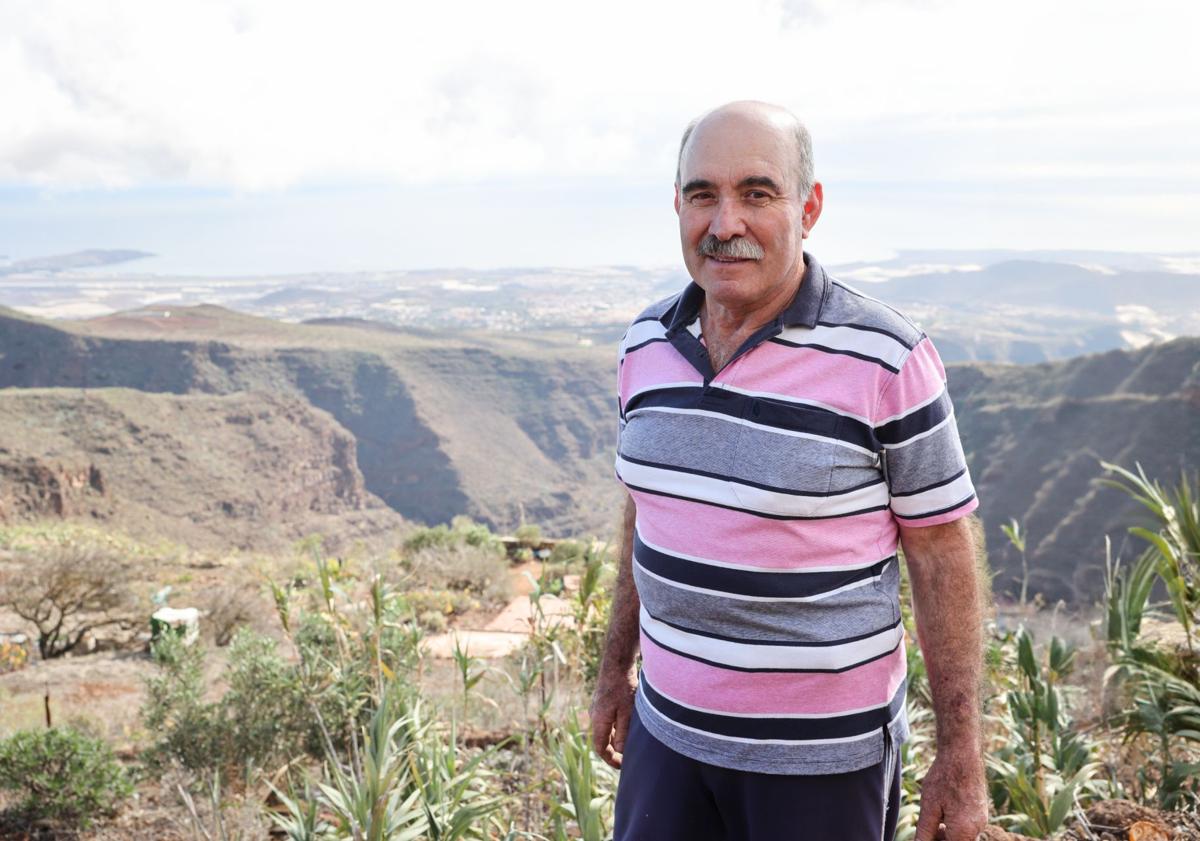 Imagen principal - Guedes con las espectaculares vistas desde su finca y junto a su mujer e hijo. Debajo, gallinas en los terrenos en Lomo Caballo.