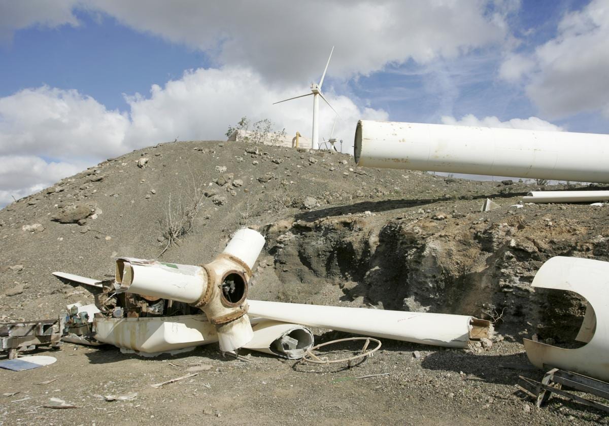 Aerogenerador desmontado en las fechas navideñas, con piezas muy deterioradas.