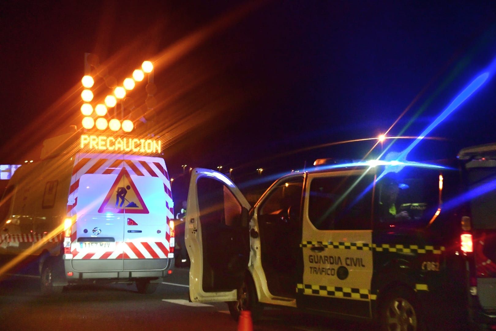 Imagen principal - Noche de atascos en la GC-1: un accidente entre una guagua y una moto causa importantes retenciones