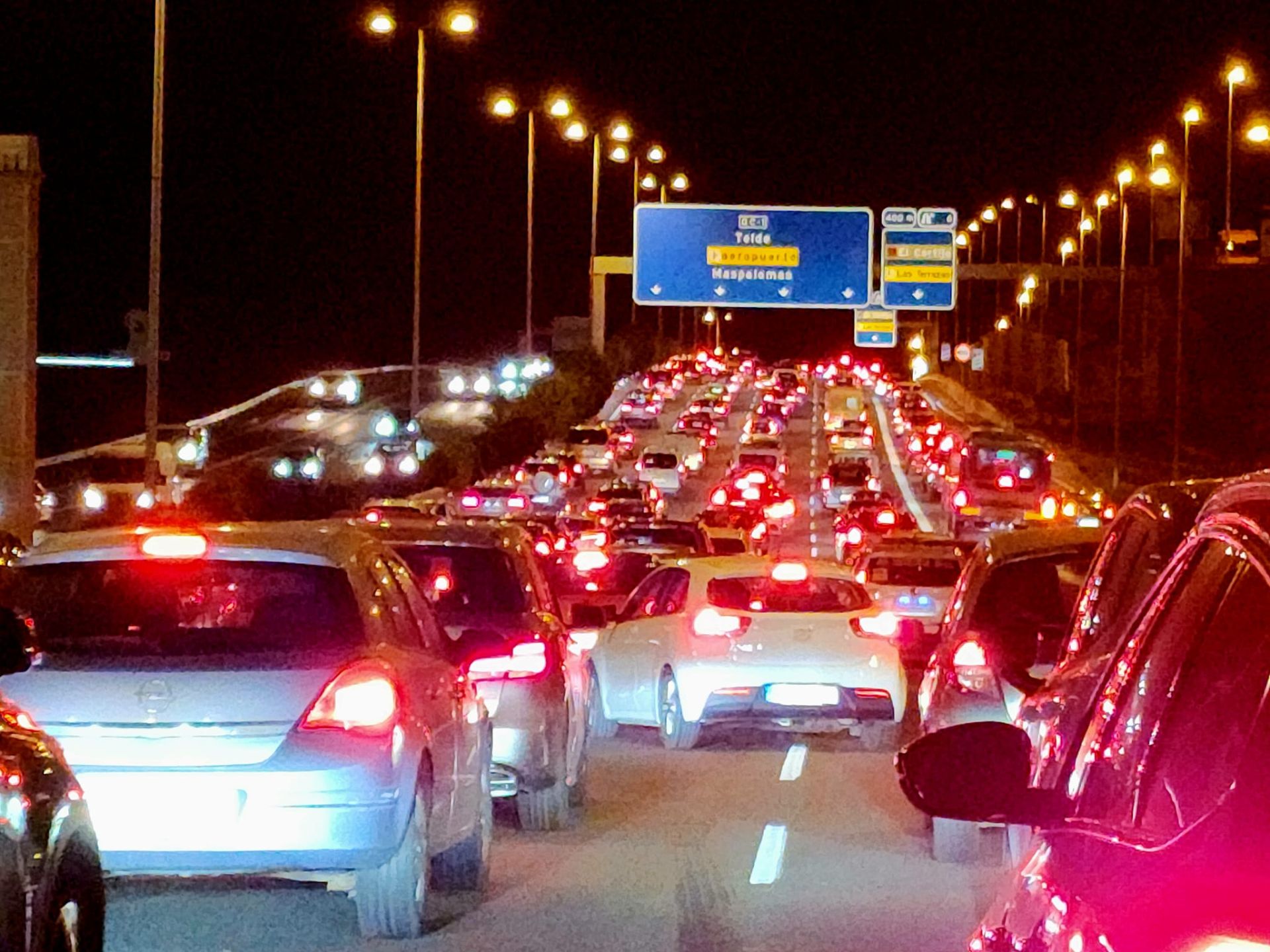 Imagen secundaria 1 - Noche de atascos en la GC-1: un accidente entre una guagua y una moto causa importantes retenciones
