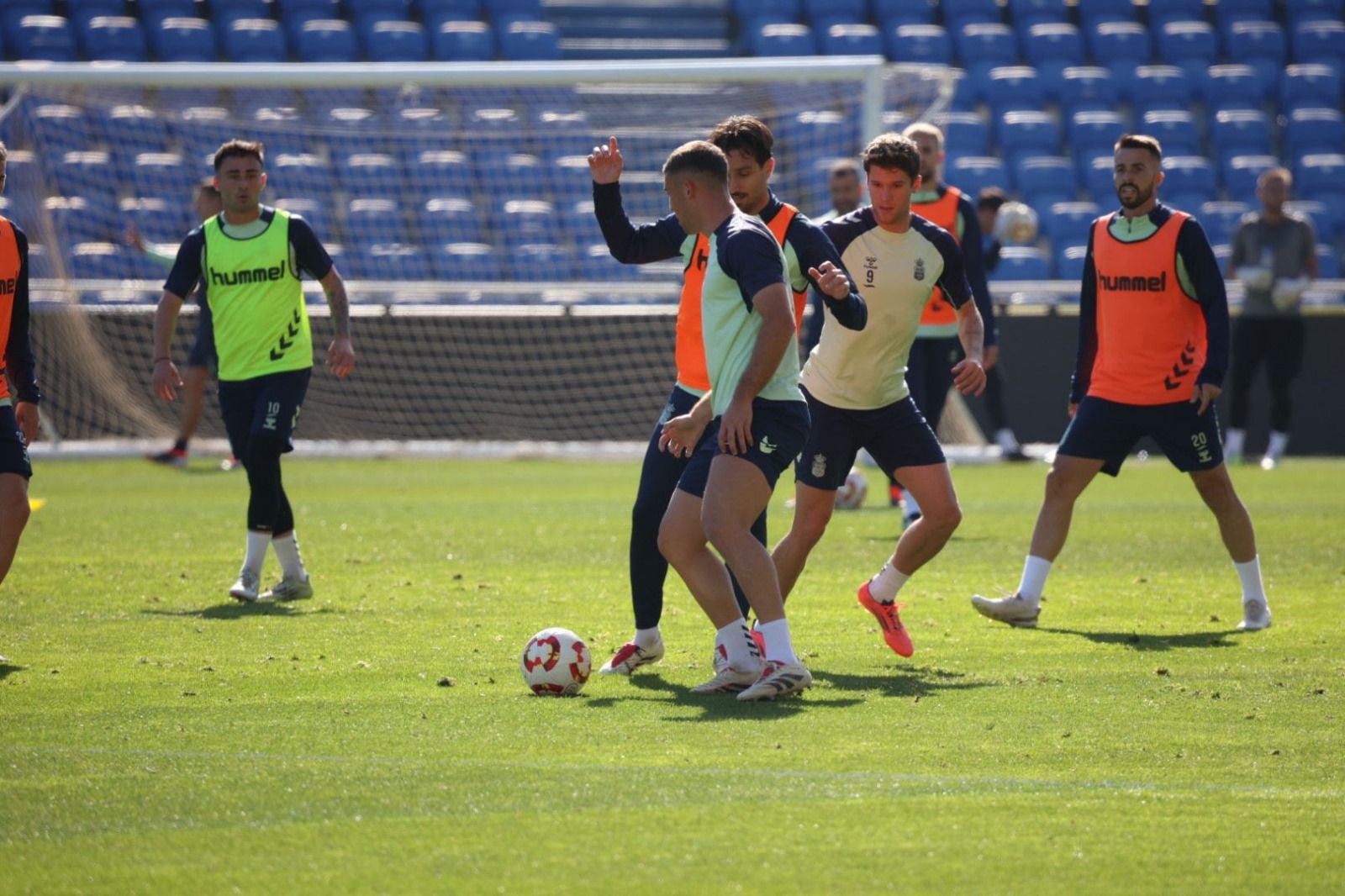Baño de masas de la UD bajo el calor de sus aficionados
