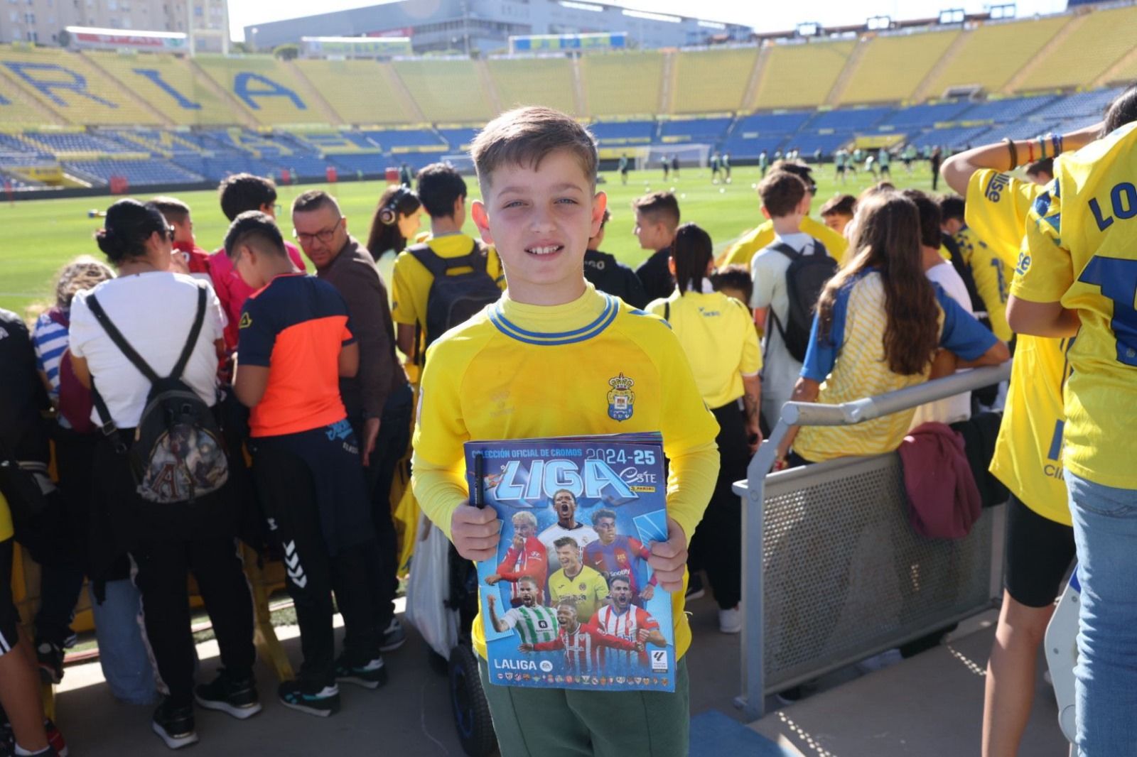 Baño de masas de la UD bajo el calor de sus aficionados