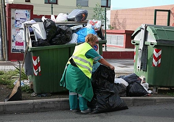 Foto de archivo de una trabajadora del servicio en Telde.