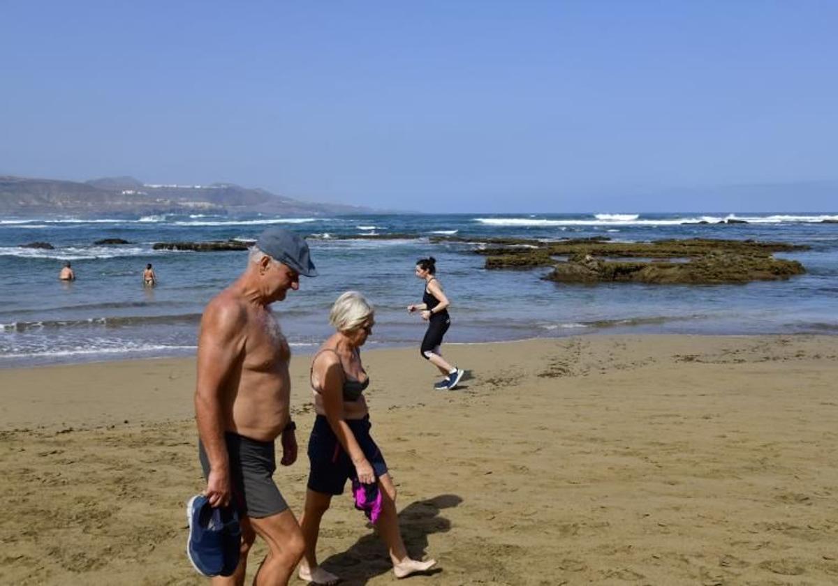 Turistas en la playa de Las Canteras.