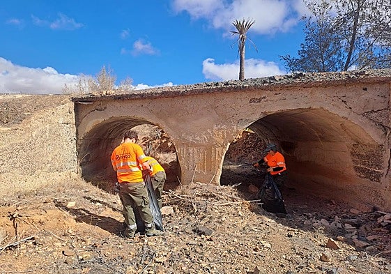 Trabajadores de Gesplan, en un puente de carretera del municipio de Betancuria.