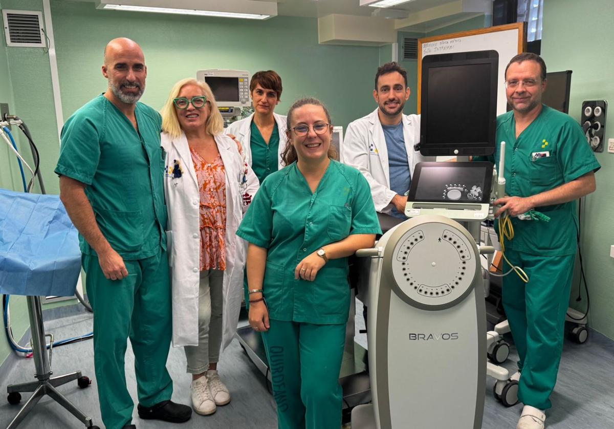 Rodríguez Melcón (primero por la izquierda) con parte del equipo de Oncología Radioterápica del Doctor Negrín.