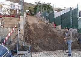 Visita de Ernesto Hernández, edil de Obras, a una de las escaleras ya en proceso de renovación.