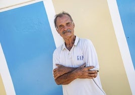 Manolo Santana posa delante de la caseta número cuatro de las hamacas en la playa de Las Canteras.