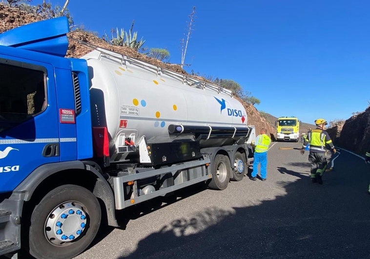 Imagen del camión en el borde de la calzada.