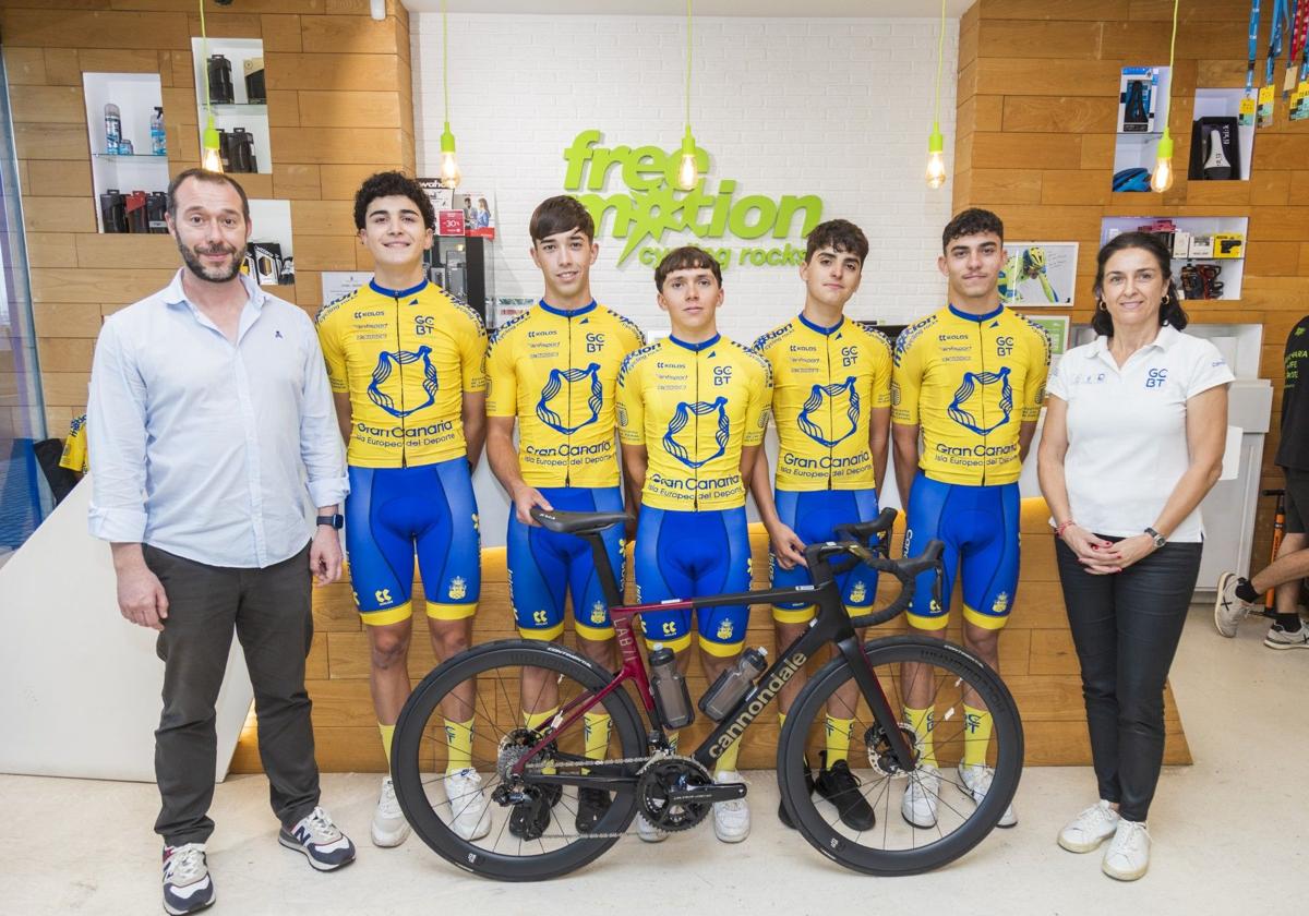 Dirigentes y miembros actuales del Gran Canaria Bike Team.