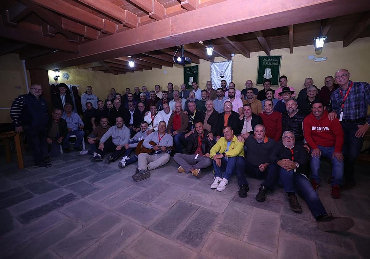 Algunos de los componentes de la murga en su local de ensayos.