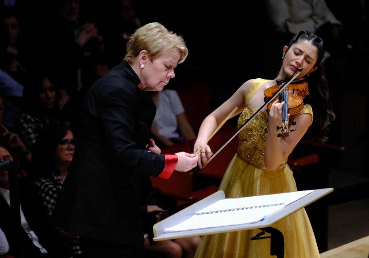 La violinista María Dueñas y la directora Marin Alsop, el viernes, durante el concierto.