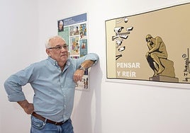 El dibujante Jesús Verdú junto al cartel de la muestra