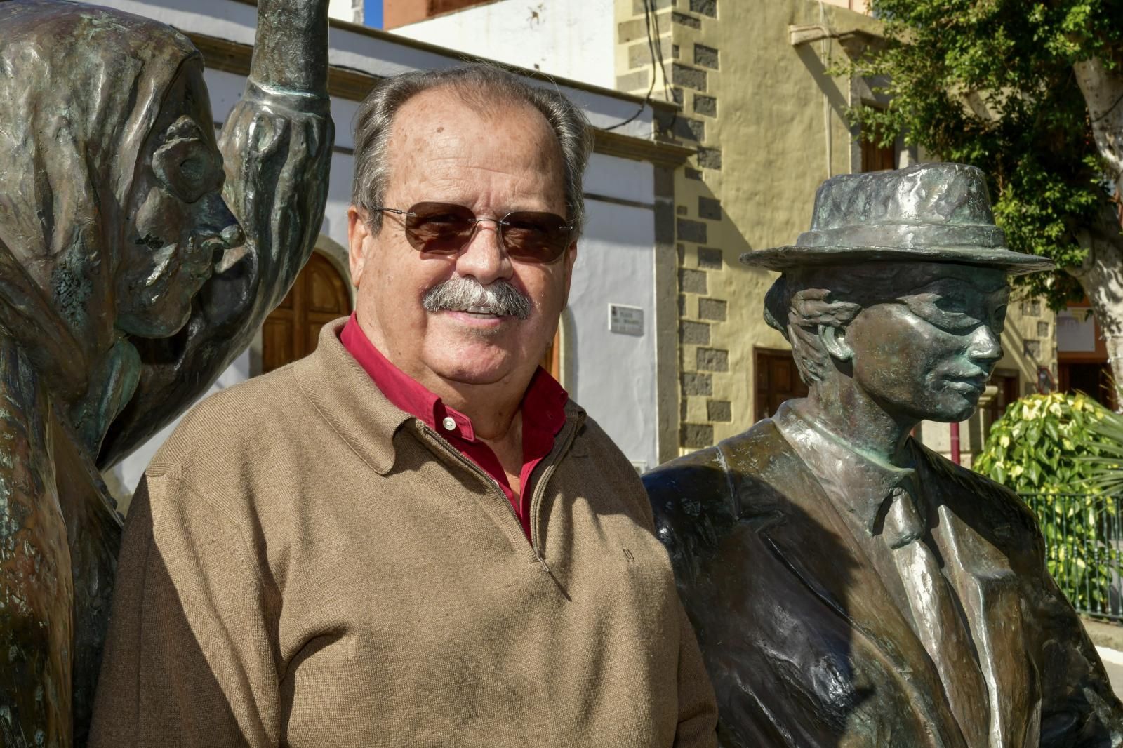 El director de la murga, Alejandro González, en la plaza del Rosario de Agüimes.