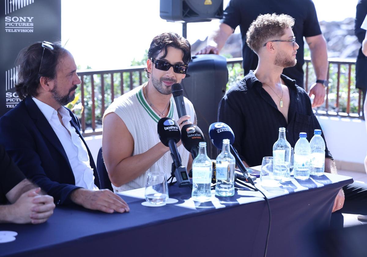 Imagen principal - Los protagonistas de La Reina del Flow, «felices» por rodar en Lanzarote