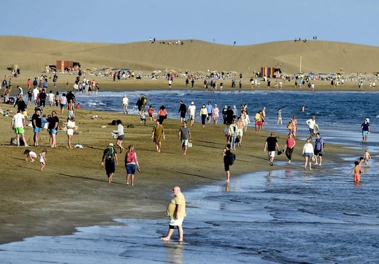 Turistas en la playa de Maspalomas durante las pasadas navidades.