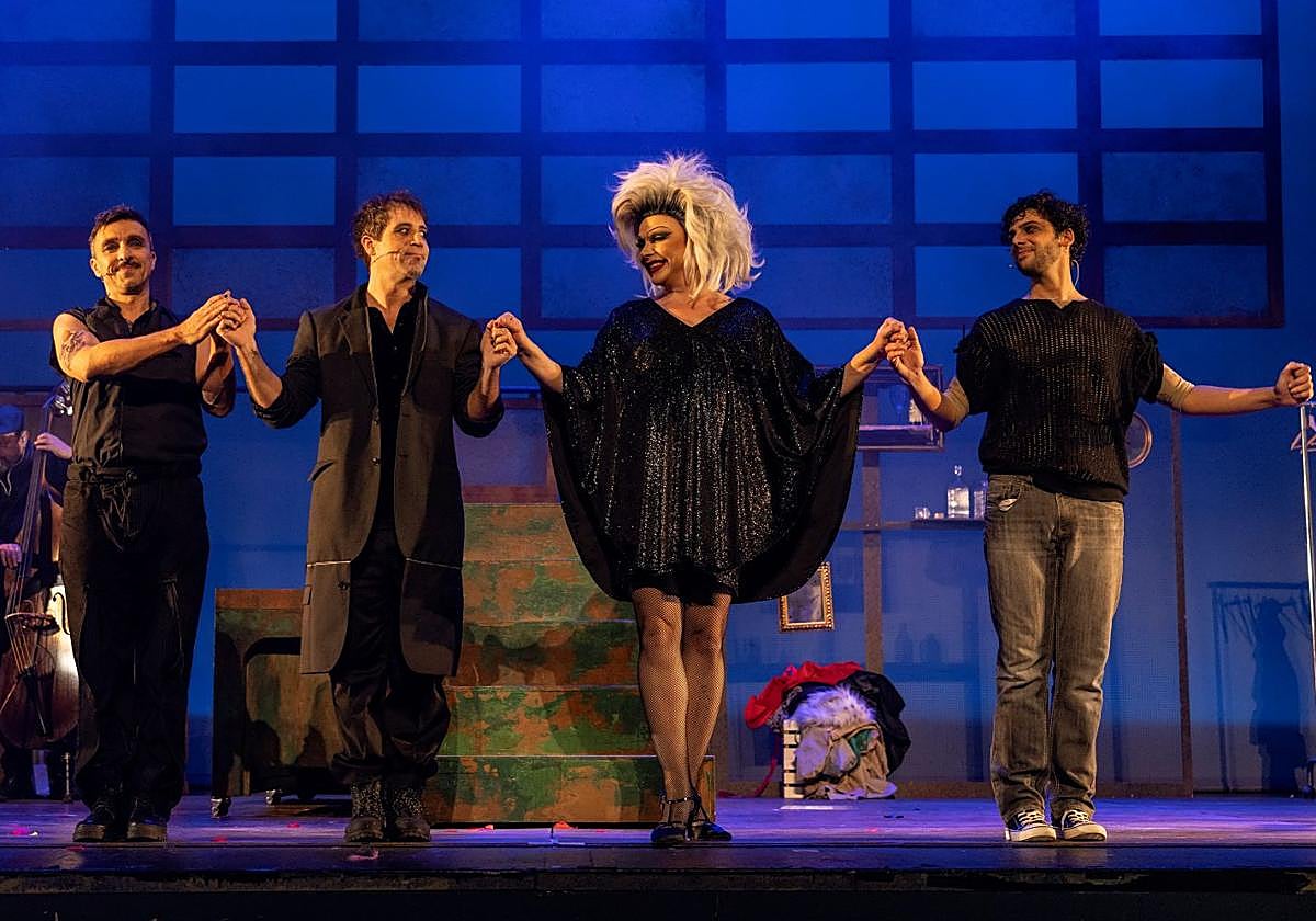 Los actores saludan al público tras una función en Valencia.