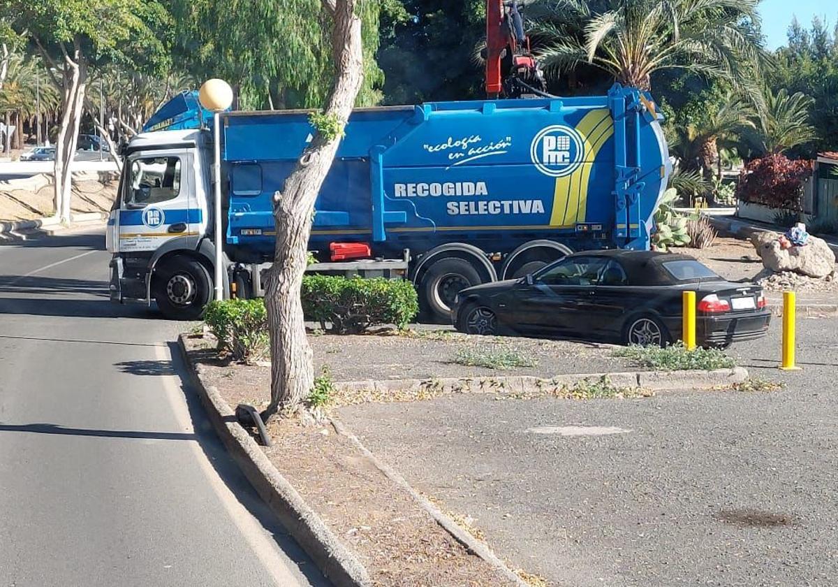 Uno de los dos camiones de Martínez Cano, ya operativos este lunes en el municipio.