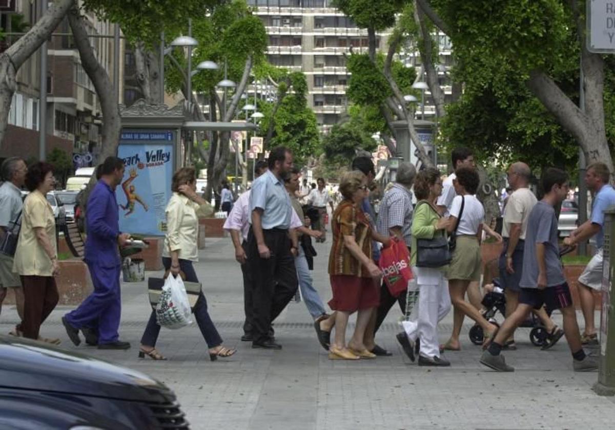 Gente de compras en la avenida Mesa y López de la capital.