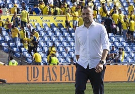 Diego Martínez, camino de los vestuarios en el descanso del partdo ante el Getafe.