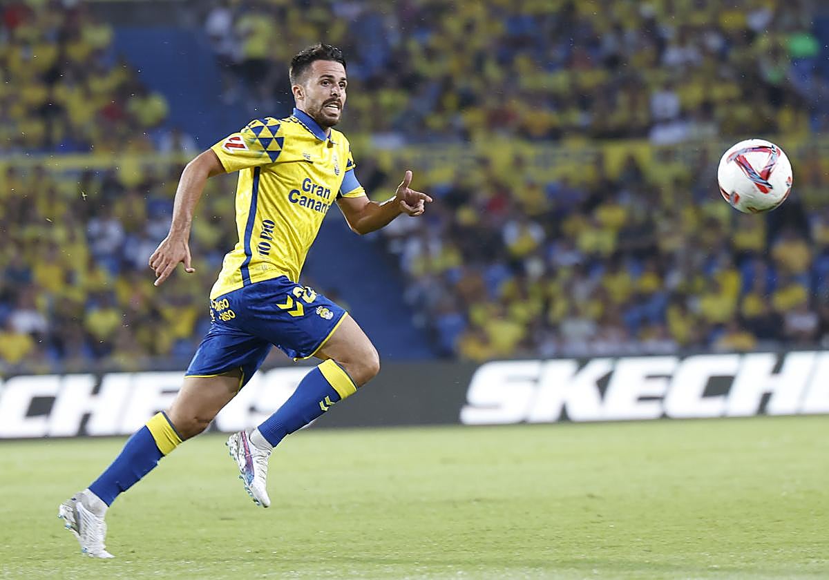Kirian Rodríguez disputa un balón sobre el césped del Estadio de Gran Canaria.