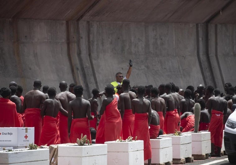 Migrantes desembarcan en el puerto de La Restinga, en El Hierro.