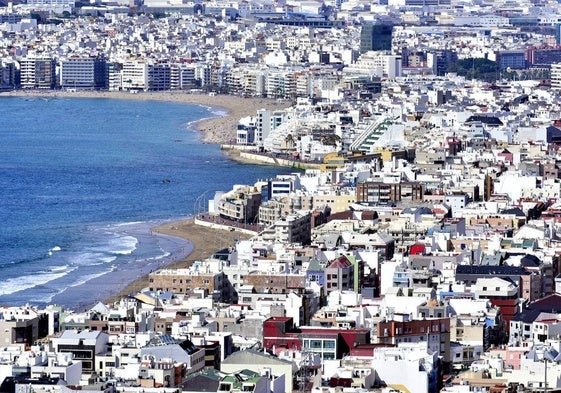 Panorámica de la capital grancanaria desde Las Canteras.