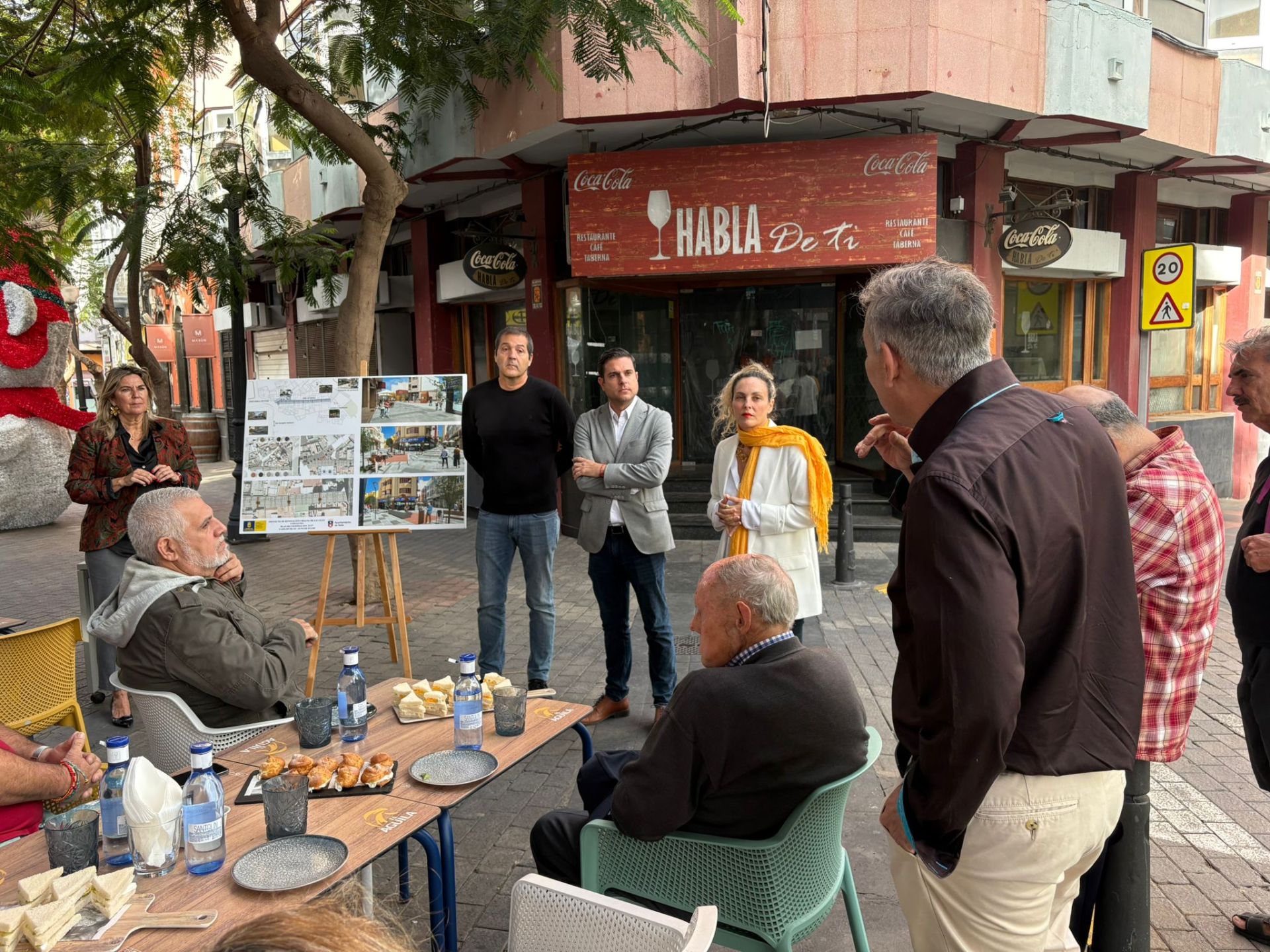 Imagen de la reunión mantenida por varios concejales con los vecinos y empresarios de la zona.