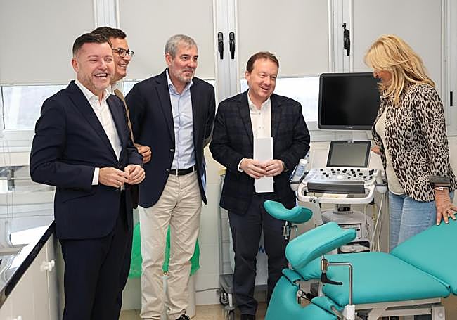 Las autoridades que visitaron el CAE de Gáldar en una de sus salas.