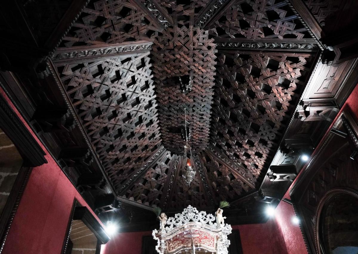 Imagen secundaria 1 - Izquierda, foto del falso techo artesonado del camarín por el que se descolgaron los autores del robo ayudados de una cuerda. Al lado, detalle del balcón sobre la puerta de la sacristía por el que salieron de las salas del tesoro de la Virgen. 