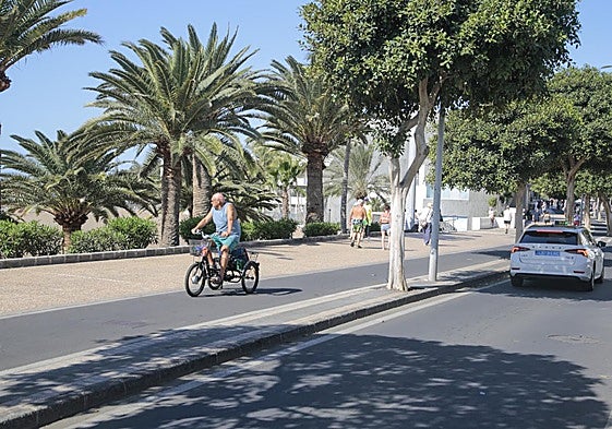 Vista general de la avenida de Las Playas, donde se harán mejoras del saneamiento.