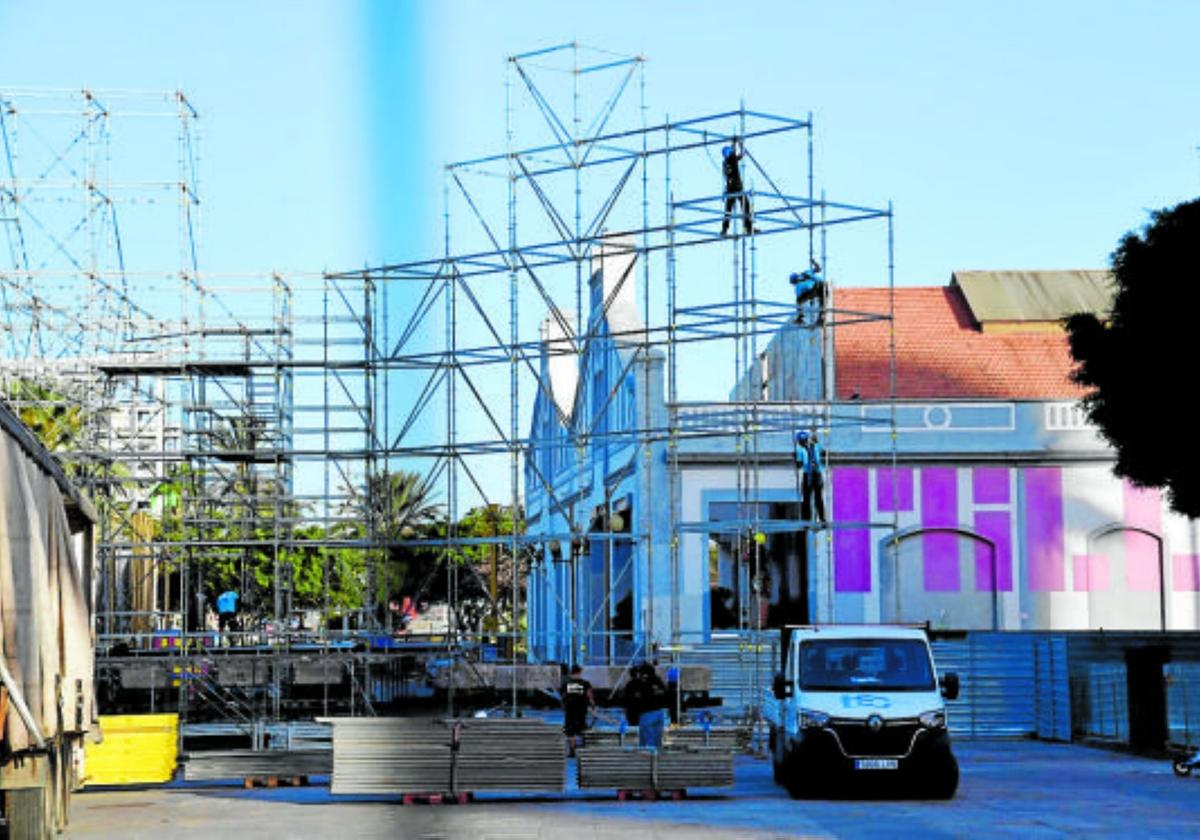 Montaje del escenario del carnaval en Sana Catalina.