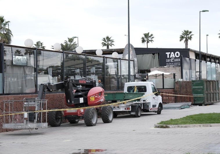 Imagen de los trabajos de demolición iniciados este viernes en el Parque Romano sobre las instalaciones del TAO.