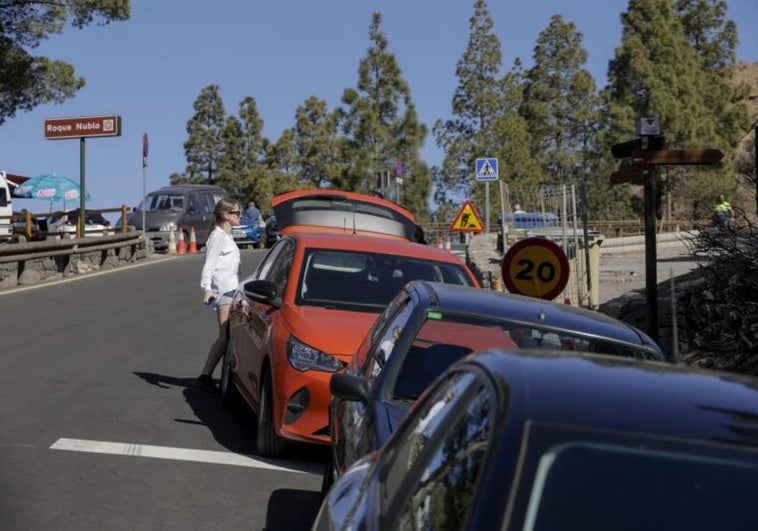 Los coches aparcados se amontonan invadiendo la calzada cerca del acceso al Roque Nublo.