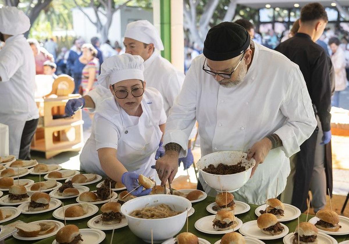 Tapas de carne de baifo y quesos de Gran Canaria servidas en la Granja Agrícola.