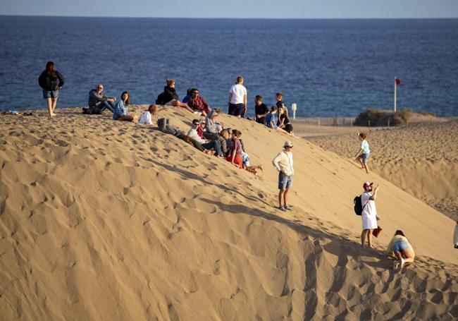 Las dunas de Maspalomas son invadidas a diario por los turistas.