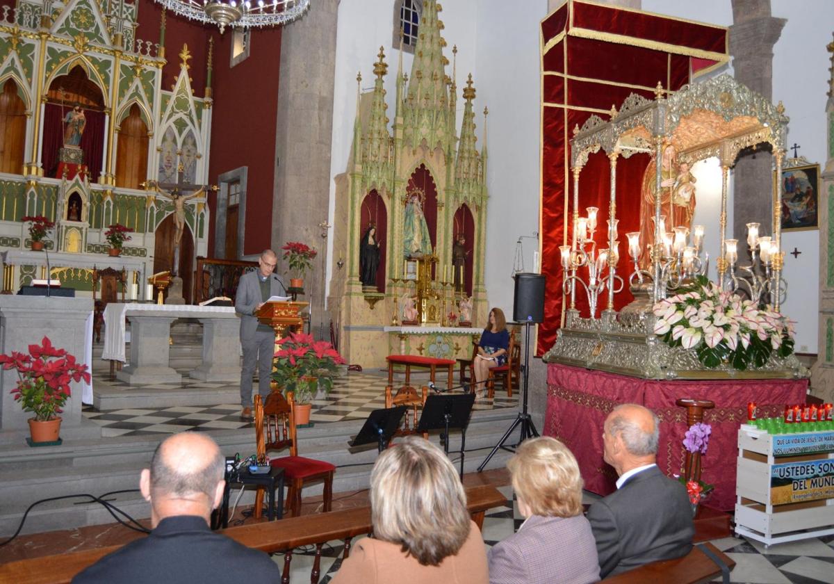 El sacerdote Higinio Sánchez, durante el pregón de las fiestas de la Candelaria.