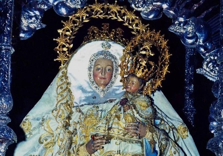 La Virgen del Pino el día de la reposición de las coronas.