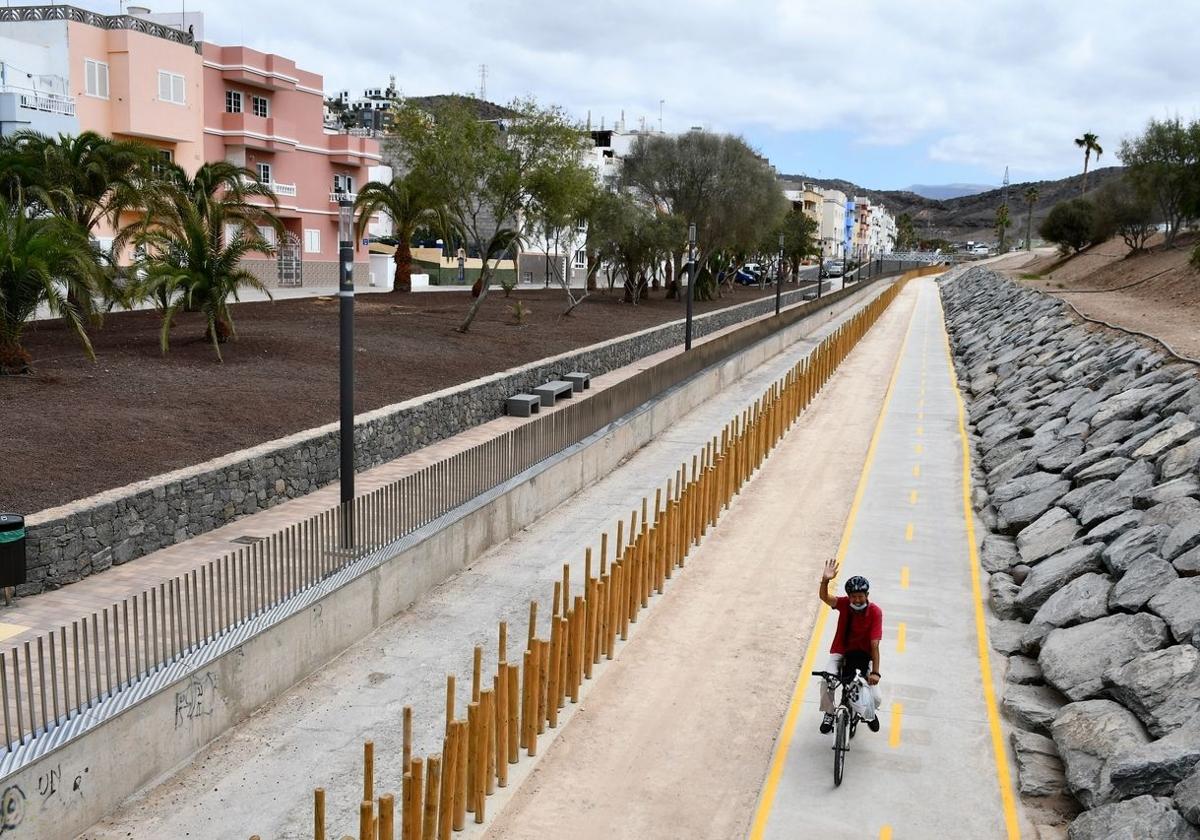 Zona del Barranco Pico Seco, en Arguineguín. Paseo construido a lo largo del cauce.