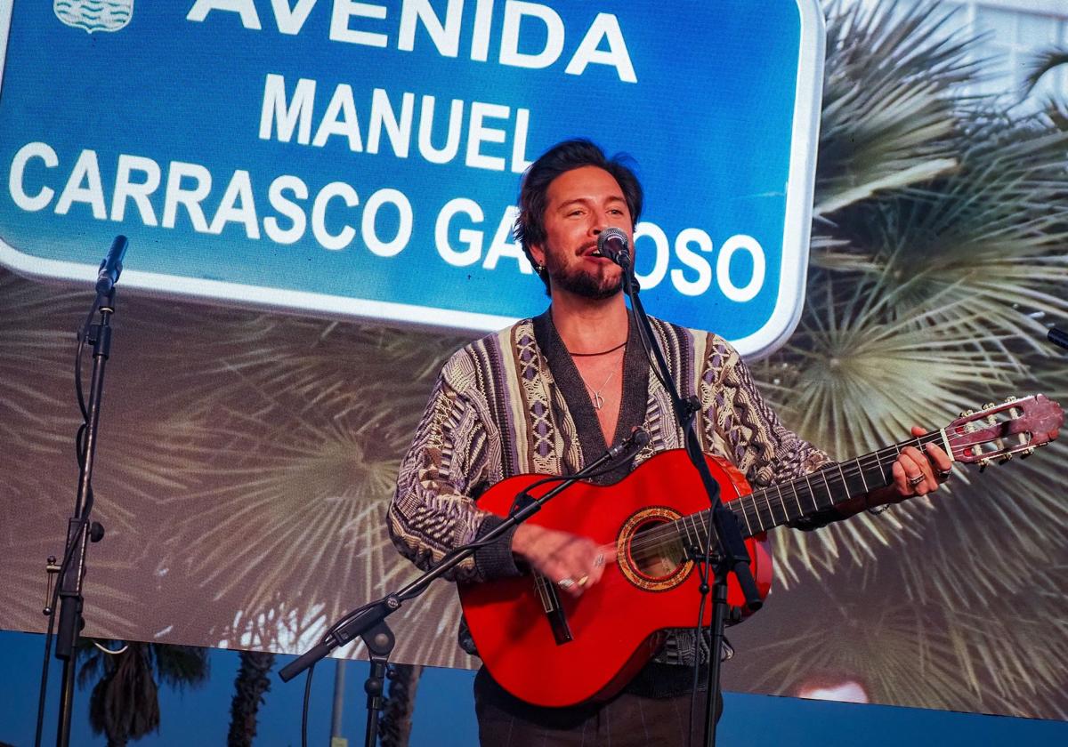 Manuel Carrasco actuando en Huelva.