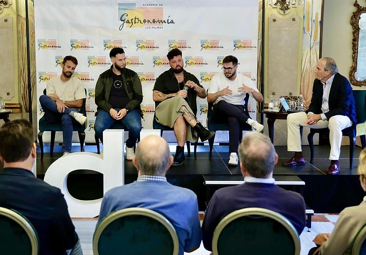 De izquierda a derecha; Borja Marrero, Ruymán González, Abraham Ortega y Adrián García, con Alfredo Montes, presidente de la Academia de Gastronomía de Las Palmas.