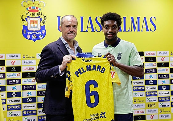 Andy Pelmard, nuevo jugador de la Unión Deportiva Las Palmas, en su presentación junto a Luis Helguera.