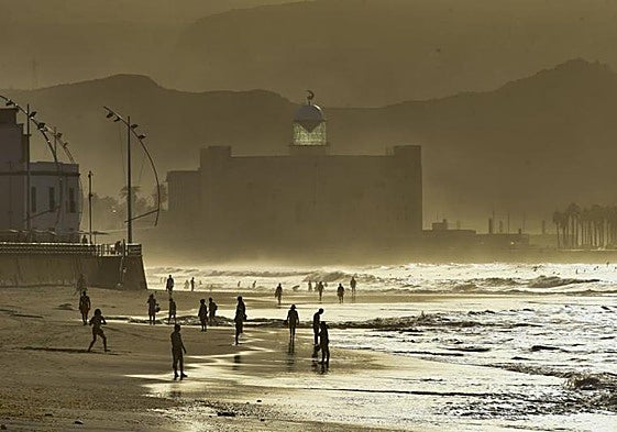 Atardecer en la playa de Las Canteras.