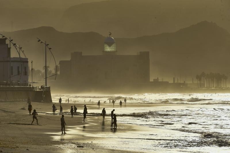 Atardecer en la playa de Las Canteras.