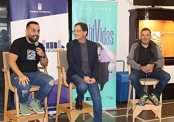 Kike Pérez, junto a Cristóbal de la Rosa (centro) y Francisco Chinea, este miércoles en el Teatro Guiniguada.