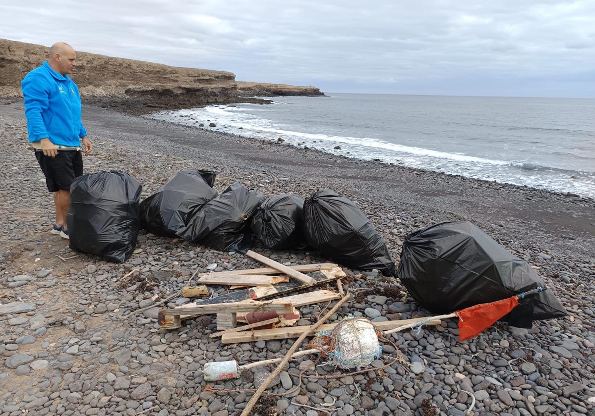 Un voluntario de Limpiaventura, en el litoral situado entre Costa Antigua y Playa Leandro.