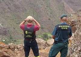 Foto de archivo de la Guardia Civil y un Agente de Medioambiente.
