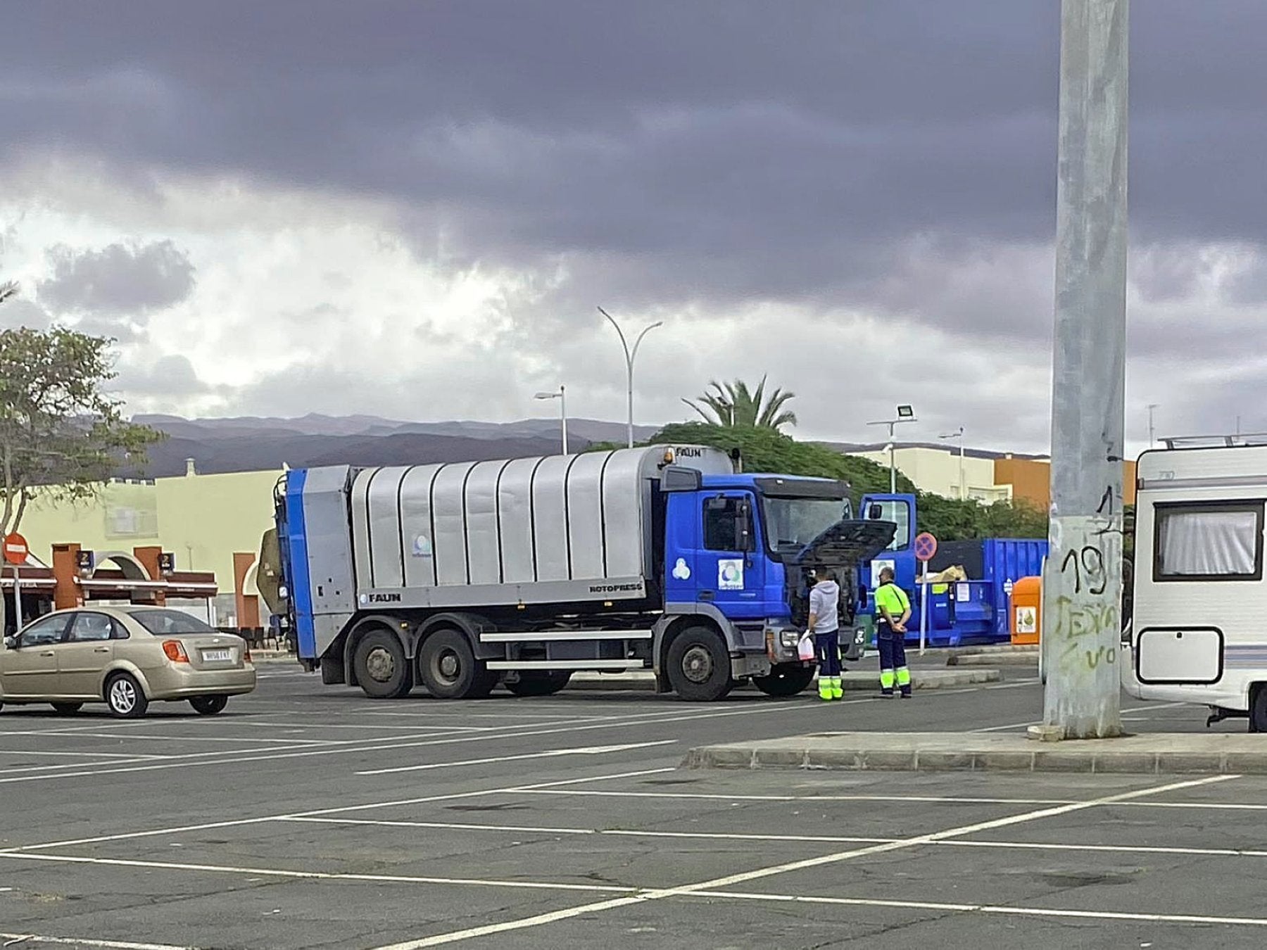 Camiones de la nueva contrata en San Bartolomé de Tirajana.