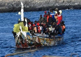 Jóvenes senegaleses llegando a la isla de El Hierro.